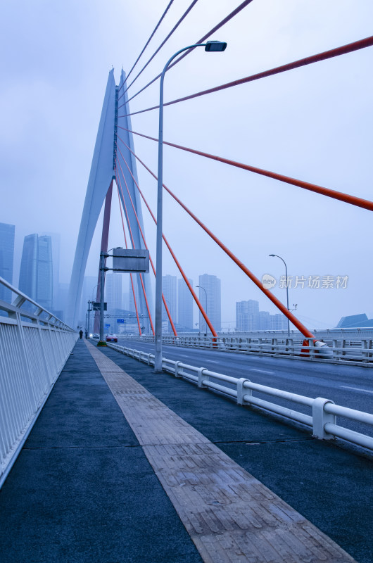 重庆千厮门嘉陵江大桥与桥面城市公路