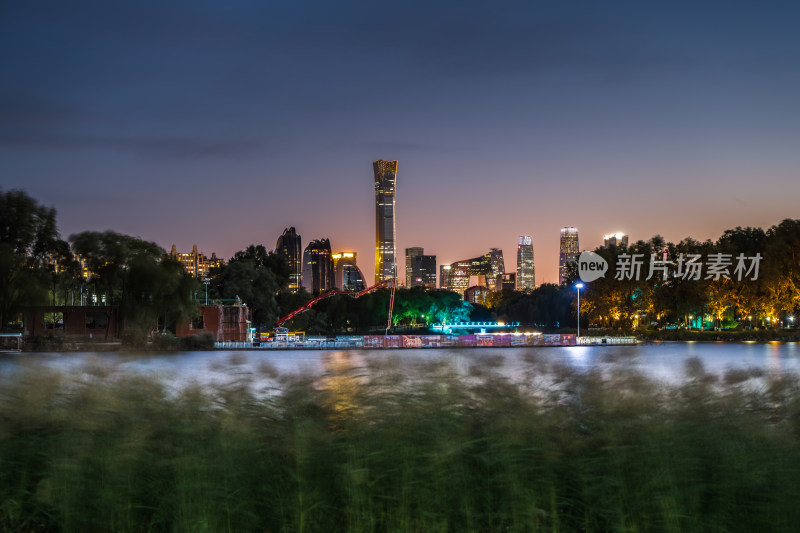 北京水边视角下的城市夜景