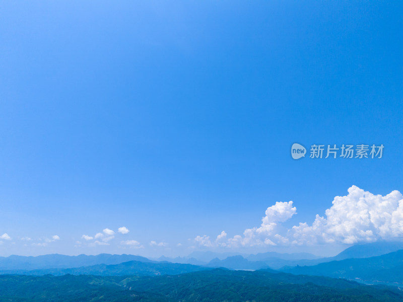 山川风景蓝天白云航拍图