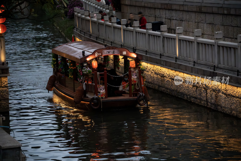 广州荔湾湖公园游船夜景