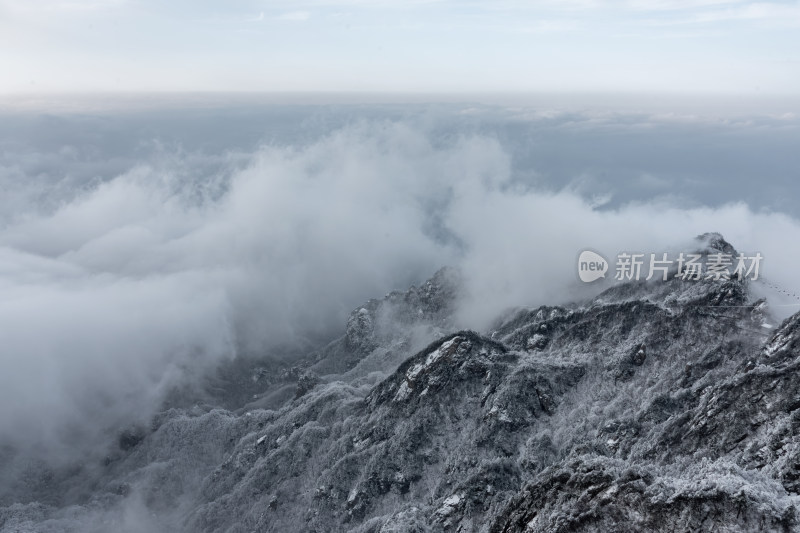 寒冷冬天大山雪后云海阳光航拍