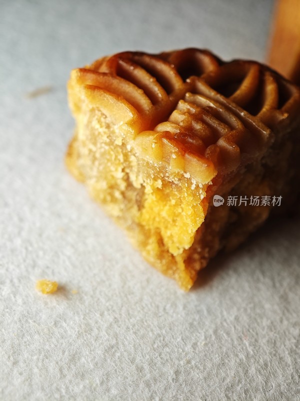 切开的月饼展示内部馅料特写