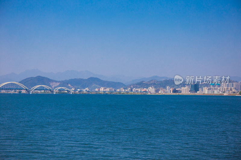 晴空万里的江边风景