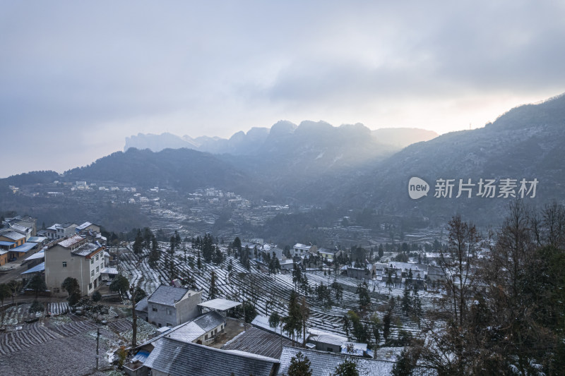 冬季氛围宁静的山区山峰雪景航拍
