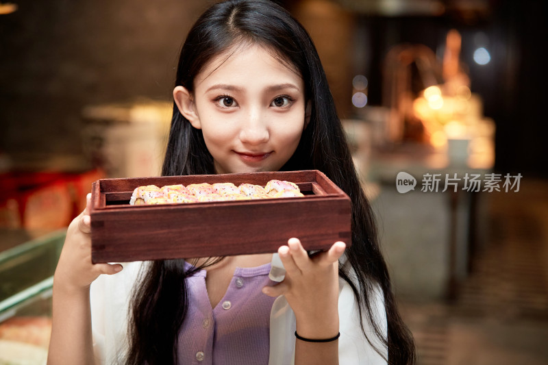 在星级酒店自助餐厅用餐的可爱中国少女