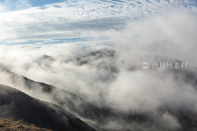 巍峨群山云雾日出蓝天尽收眼底