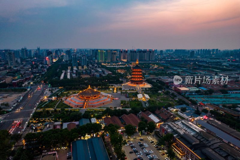 广西桂林日月双塔夜景灯光航拍摄影图