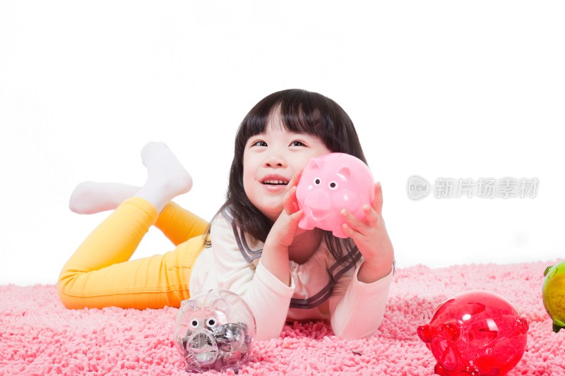 可爱的小女孩和小猪存钱罐