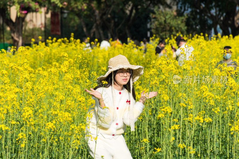 女子于油菜花田中摆姿