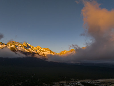 丽江玉龙雪山日照金山