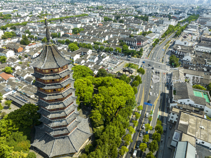 航拍夏季蓝天白云的苏州北寺塔与苏州古城区