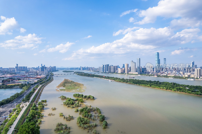 中国长沙湘江岸城市建筑航拍