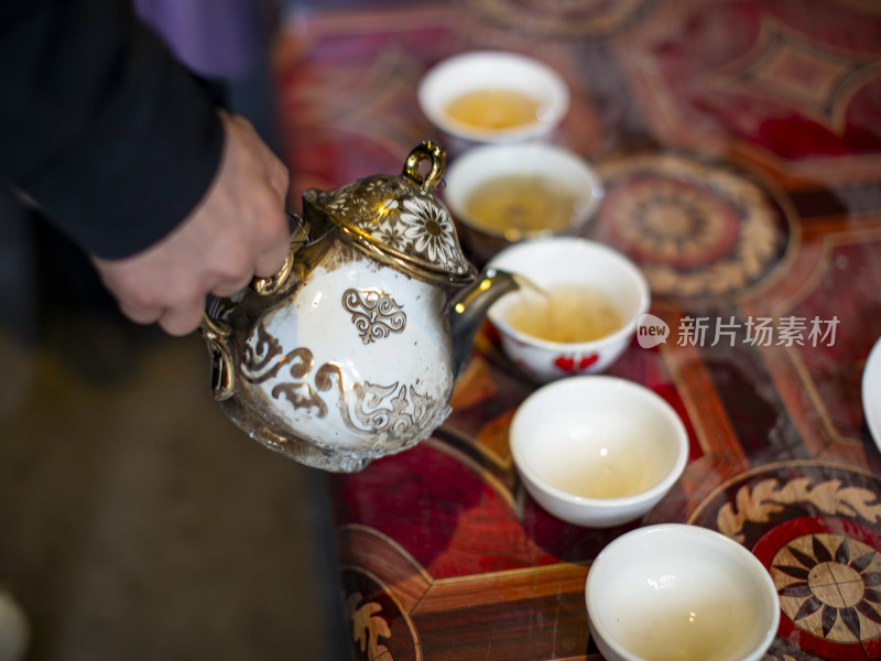 新疆古老的百年老茶馆泡茶倒茶