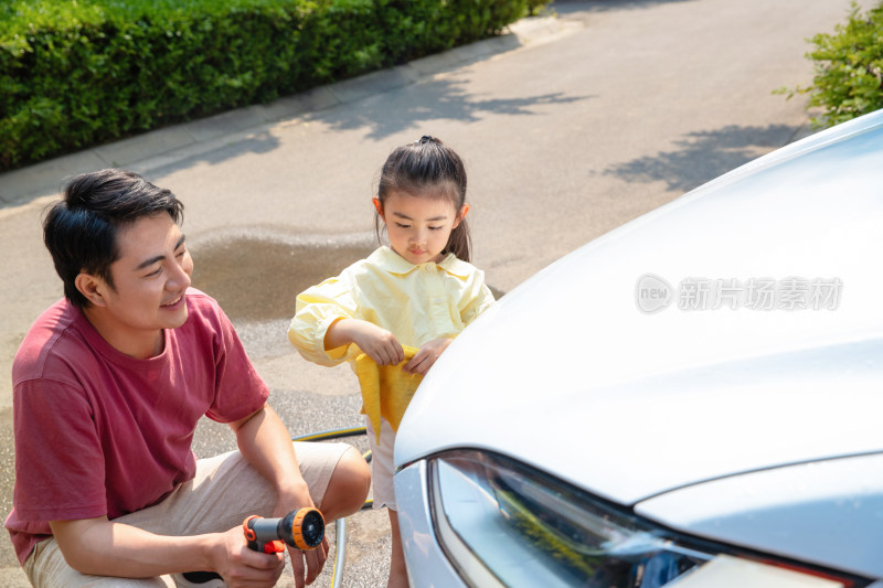 快乐父女擦洗汽车