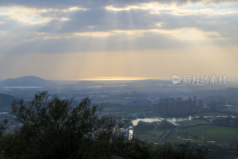 云层 城市 丁达尔光  山 苏州 全景