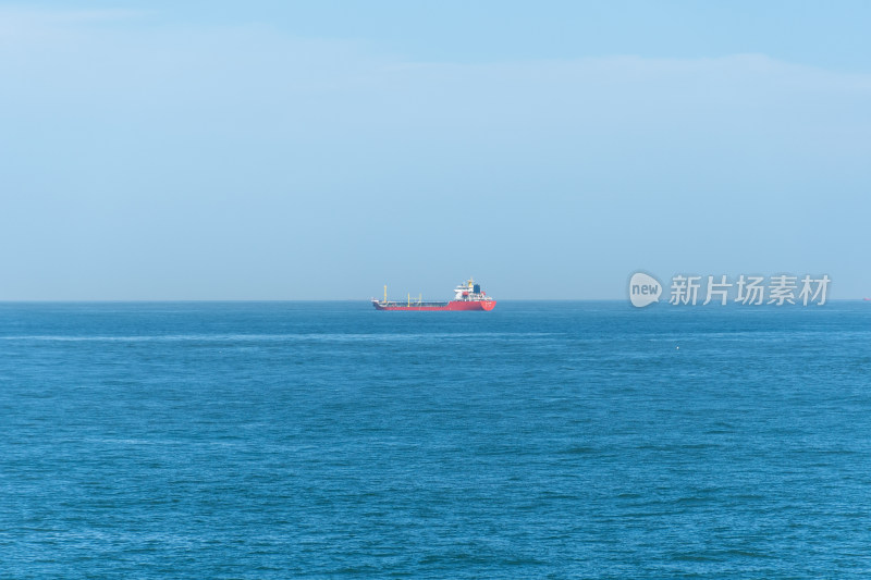 东山岛海上行驶的船只远景