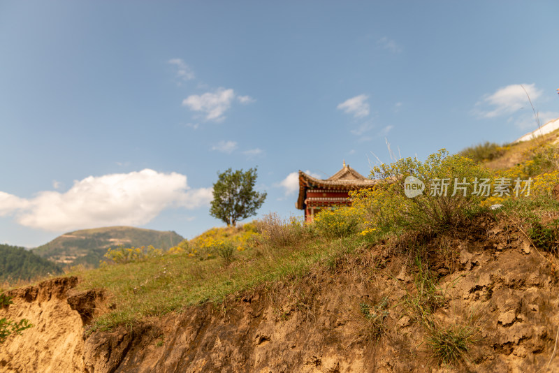 蓝天白云下的寺院