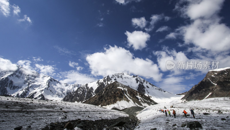 博格达  新疆  天山 蓝天白云下的雪山风景