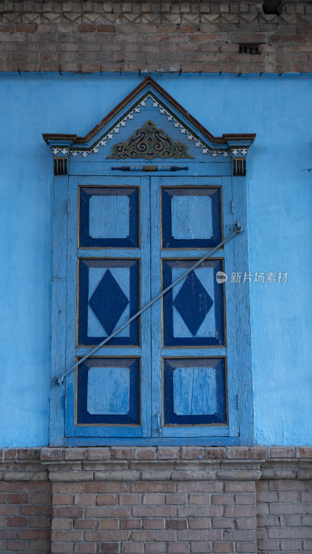 新疆街道上彩色门窗