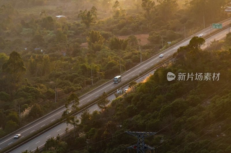 高速公路行驶的车辆