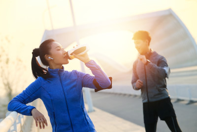 青年男女户外锻炼