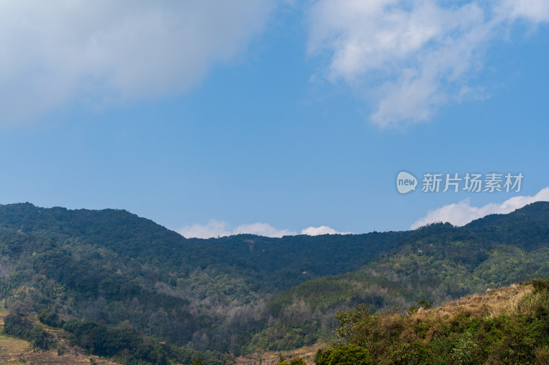 连绵山峦与晴空