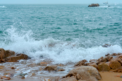 低角度拍摄海面飞溅来的浪花