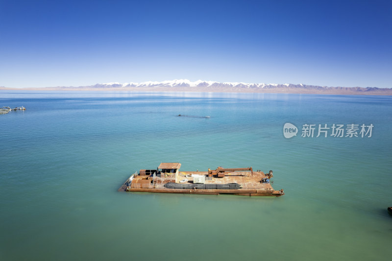 中国青海哈拉湖与远方雪山