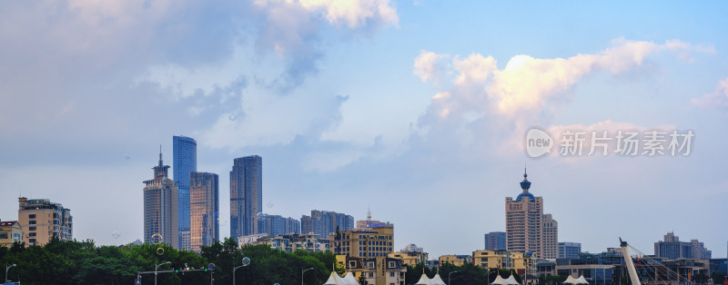 青岛奥帆中心城市天际线高楼林立的壮阔景象