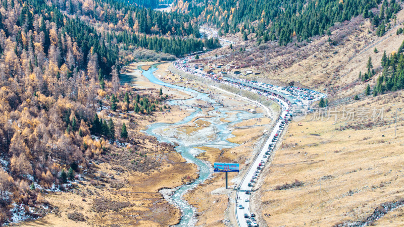 四川阿坝理小路的山区秋日风景