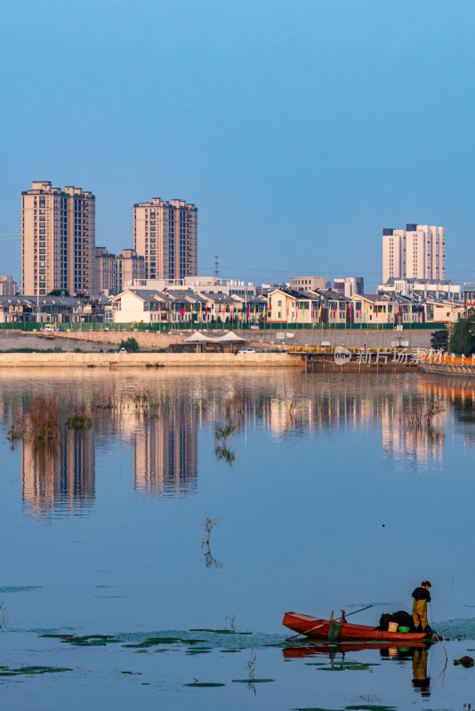 中国邹城孟子湖湖泊湿地渔船自然景观