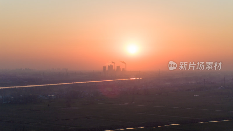 夕阳下的工业建筑及周边自然景观