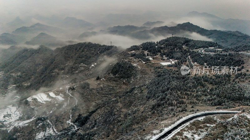 重庆酉阳：大雪纷飞赏雪忙