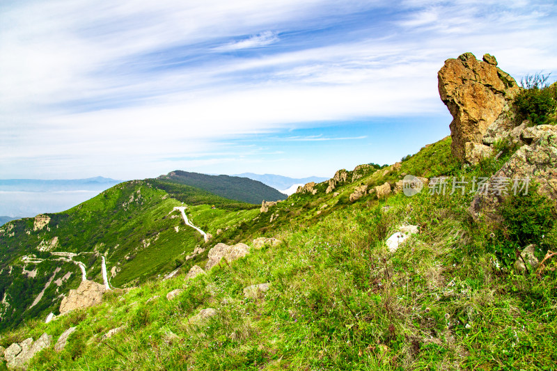 北京市白草畔旅游风景区山顶的云海风光