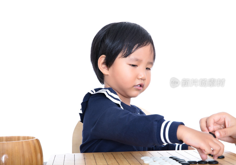 指导下的中国小女孩在学习下围棋