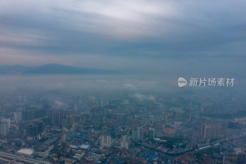 城市清晨迷雾日出航拍摄影图