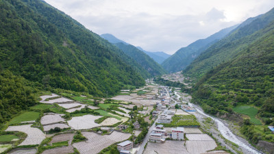 川西阿坝理小路自驾途中的理县朴头镇罗沟村