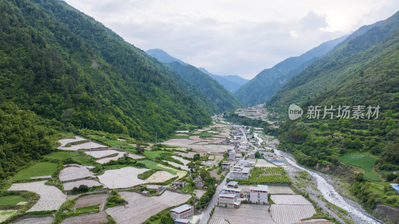 川西阿坝理小路自驾途中的理县朴头镇罗沟村