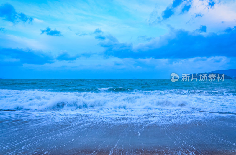 越南芽庄城市海岸沙滩浪花