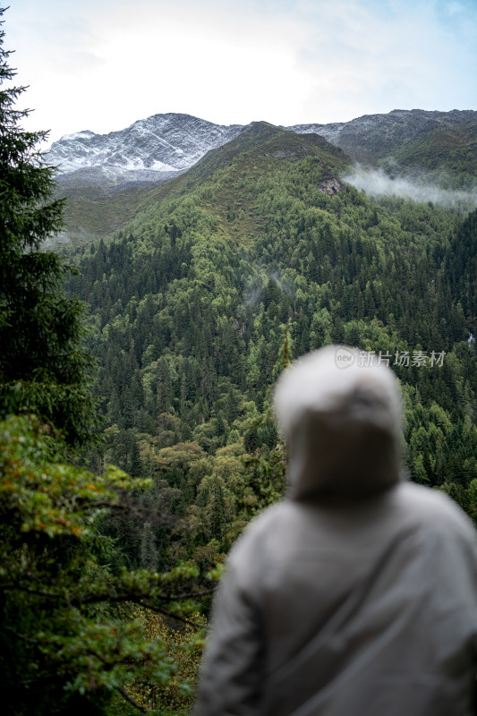 四姑娘雪山旅游的人