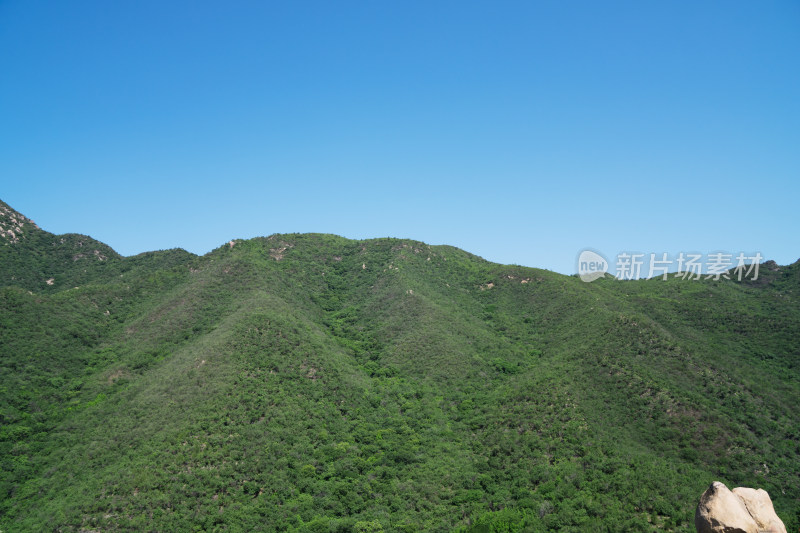 夏季登山远眺绿油油的山体