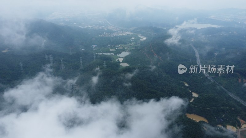 广东东莞：雨后银瓶山上空出现云海