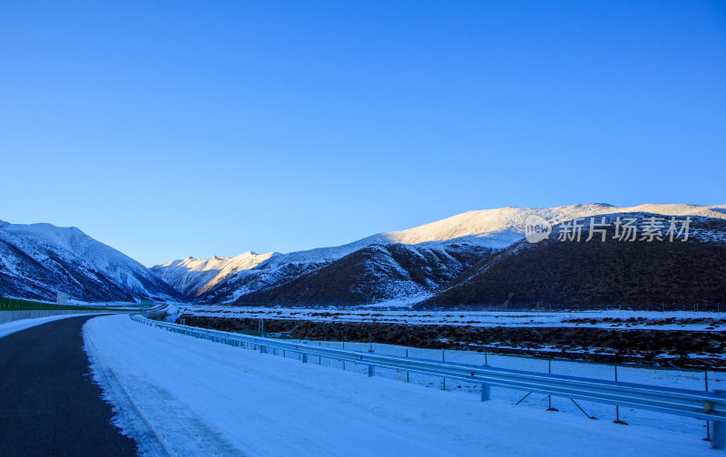 中国西藏冬季雪景米拉山口雪山蓝天