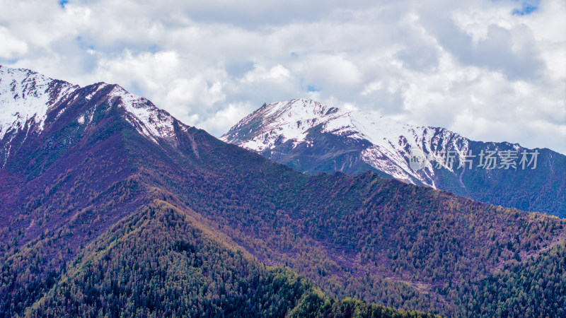 四川阿坝四姑娘山景区附近的雪山