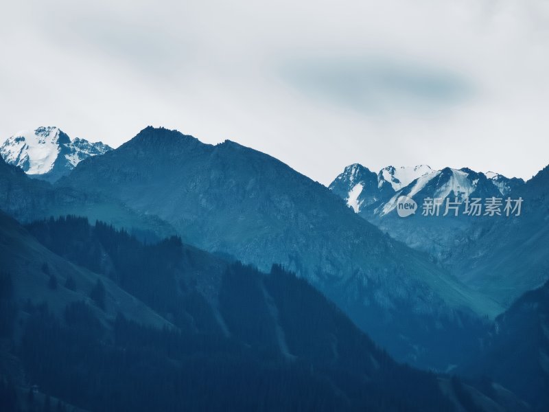 新疆天山天池的高山