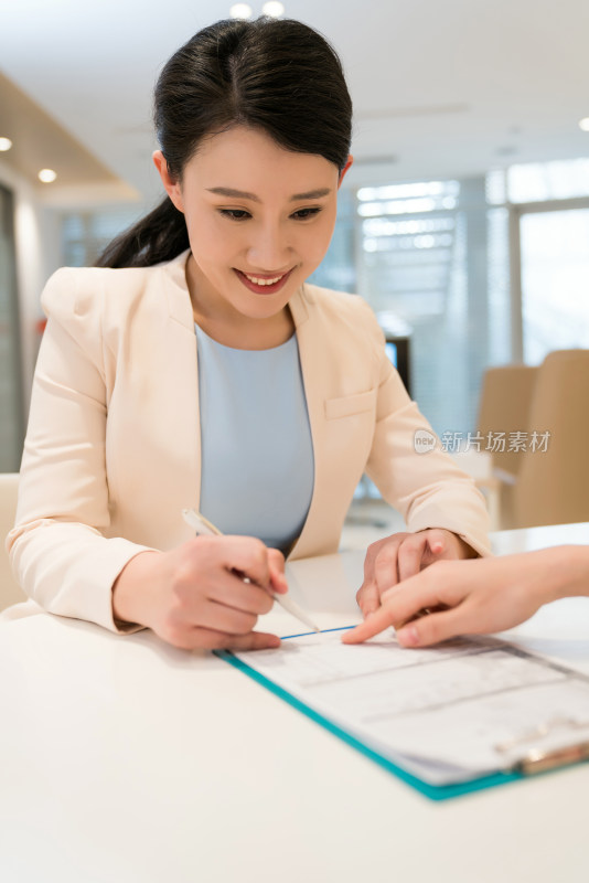 年轻女子接待客户