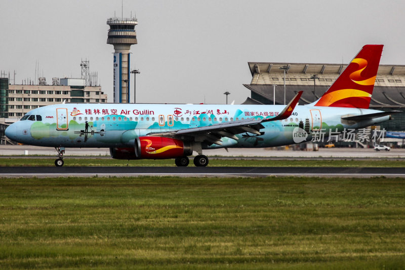 桂林航空飞机于机场跑道场景