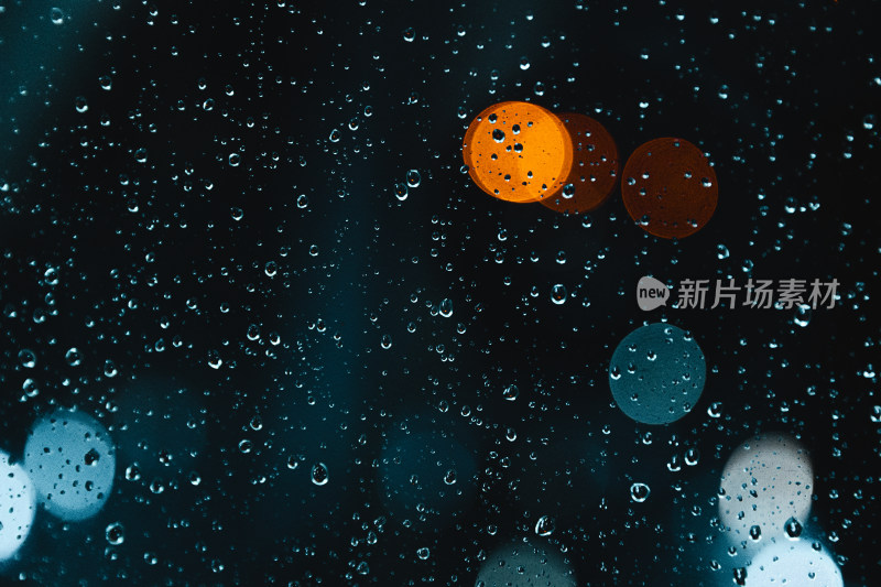 夜晚玻璃上的雨珠