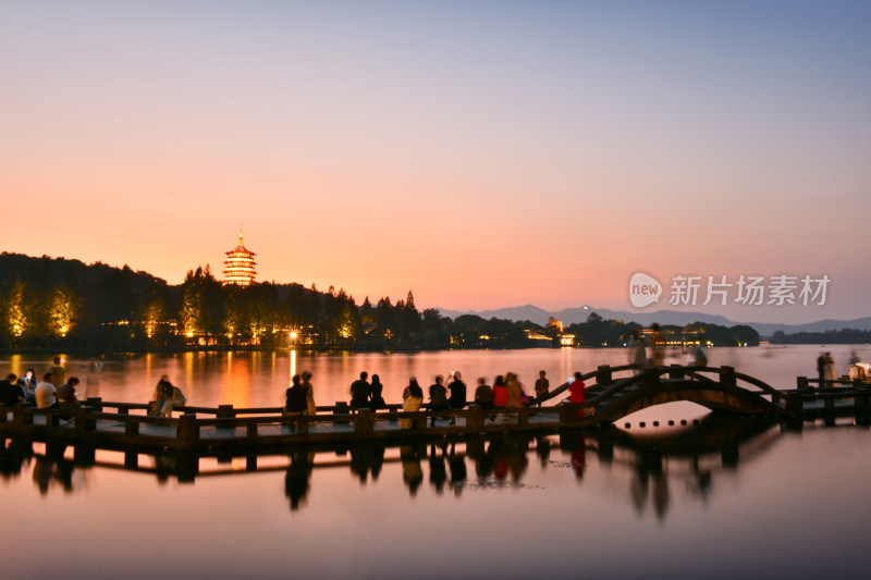 杭州西湖长桥公园夜景