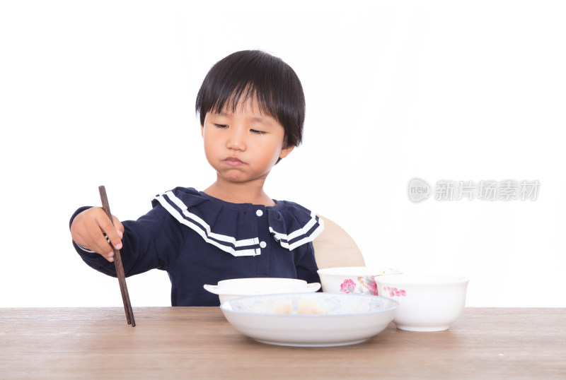 白背景前吃着饭连带卖萌的中国小女孩